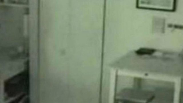 Άκουγε παράξενους θορύβους στην κουζίνα… Όταν έβαλε κρυφή κάμερα πάγωσε με αυτό που αντίκρισε (Video)