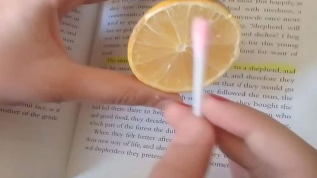 Βάζει λεμόνι σε μία μπατονέτα και την περνάει στο βιβλίο – Δεν θα πιστεύετε γιατί (Video)