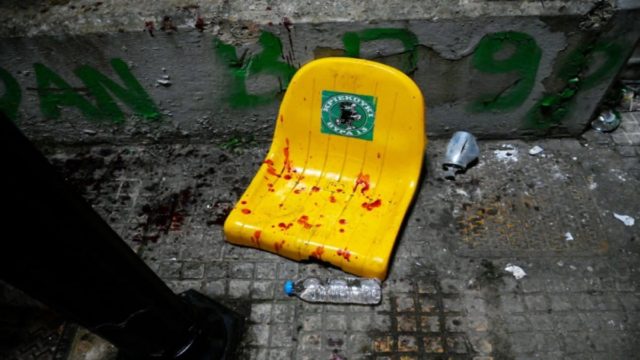 Εικόνες-σοκ στο Κλειστό του Αγίου Θωμά: 8 οπαδοί του Παναθηναϊκού με ανοιγμένα κεφάλια – Δακρυγόνα και ματωμένα καθίσματα πριν το ντέρμπι με Ολυμπιακό (photos)