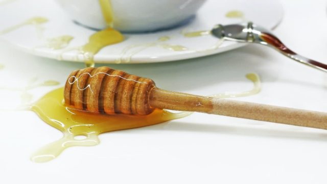 “Ζαχάρωσε” το μέλι; Το κόλπο για να το ξανακάνετε λείο