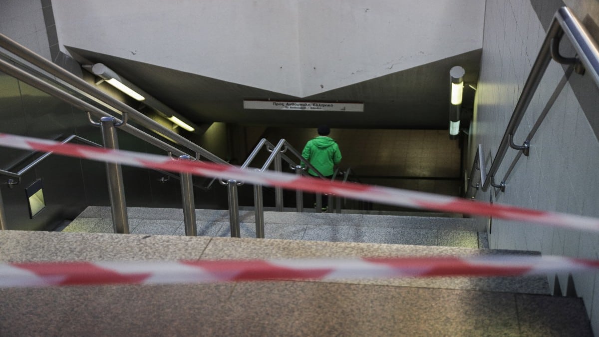 Μετρό: Κλειστοί σταθμοί λόγω πτώσης ανθρώπου στις ράγες – Χωρίς τις αισθήσεις του ο άνδρας που ανασύρθηκε