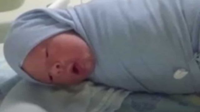 Μητέρα είδε για πρώτη φορά το νεογέννητο μωρό και κατάλαβε πως δεν ήταν δικό της – Μόλις της έδωσαν τα αποτελέσματα του τεστ DNA “πάγωσε” (Video)