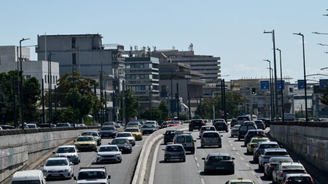 Σοκαριστικό τροχαίο στην Κηφισίας: Αυτοκίνητο αναποδογύρισε στη μέση του δρόμου
