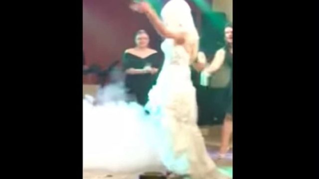 “Νταμπλάζ” για τον γαμπρό: Το “κολασμένο” τσιφτετέλι της νύφης που “σαγήνευσε” τους καλεσμένους με τα λικνίσματά της (Video)