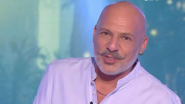 «Βόμβα» από Νίκο Μουτσινά: «Η μαμά μου ήθελε να βρούμε μια γυναίκα, να μας κάνει ένα παιδί και…»