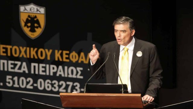 Νίκος Ευαγγελάτος: Η εμφάνισή του με πίπα και τραγιάσκα που μαγνήτισε τα βλέμματα!