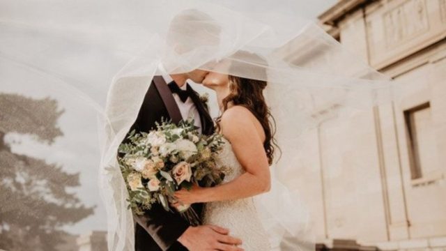 Νύφη και γαμπρός πήγαν γεμάτοι έρωτα στο γαμήλιο γλέντι – Όταν μπήκαν όμως έγινε κάτι που τους έκανε έξαλλους