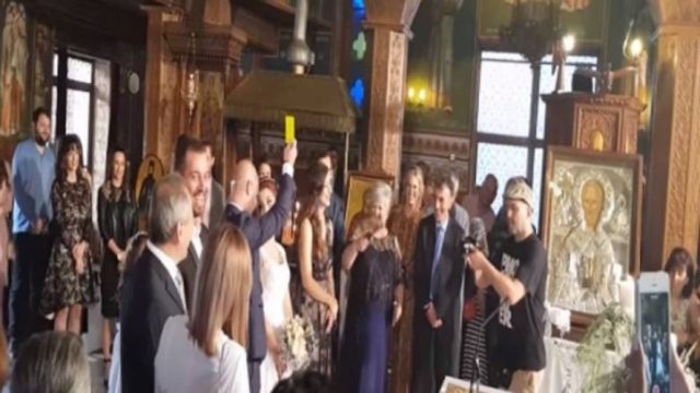 Σφύριξα… κι έληξες: Γαμπρός έβγαλε κίτρινη κάρτα την ώρα που τον πάτησε η νύφη – Σοκαριστική η συνέχεια…! (Video)
