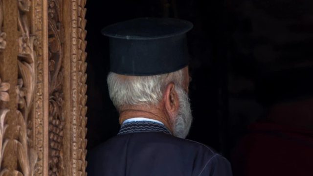 Τρόμος στη Σαλαμίνα: Ιερέας σε αμόκ έβρισε, χτύπησε και κλείδωσε πιστούς μέσα σε εκκλησία