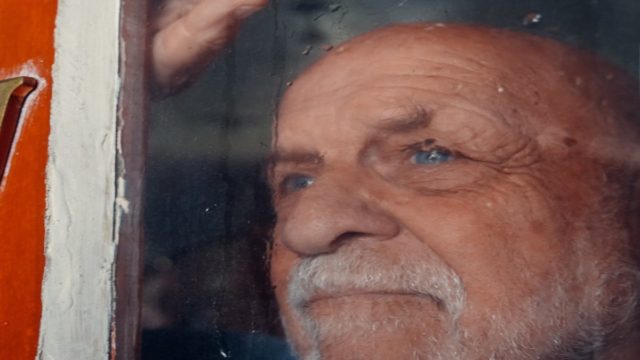Ραγίζει καρδιές: 72χρονος παππούς κάθεται κάθε μέρα με μια κορνίζα στη θάλασσα… – Ο λόγος θα σας συντρίψει