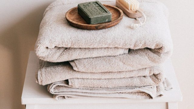 Μαλακές σαν χάδι: 5 Tips για να έχετε τις πιο αφράτες και βελούδινες πετσέτες μπάνιου