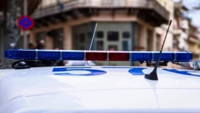 Τρόμος στην Αγία Βαρβάρα: Άγνωστος άνοιξε πυρ με Καλάσνικοφ στη μέση του δρόμου – Ζημιές σε κατάστημα