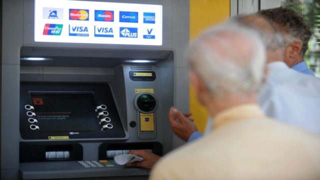 «Ζεστά» χρήματα στα ΑΤΜ – Αιφνίδιες αλλαγές στις συντάξεις