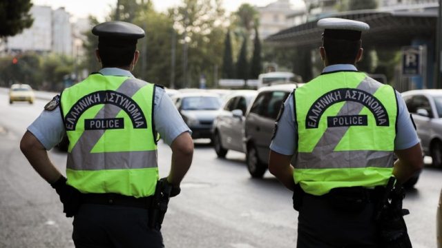 Κοστίζει… ένα μηνιάτικο: «Τσουχτερό» πρόστιμο πάνω από 700 ευρώ και αφαίρεση διπλώματος για κάτι πολύ επικίνδυνο που όλοι έχουμε κάνει!