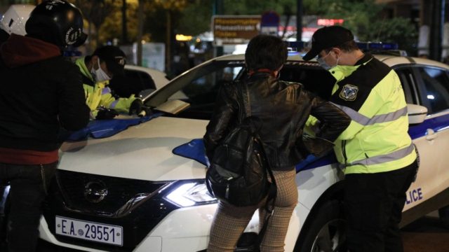 «Ράπισμα» στους Έλληνες οδηγούς – Το πρόστιμο που σε περιμένει για την πιο κοινή συνήθεια στο αυτοκίνητο
