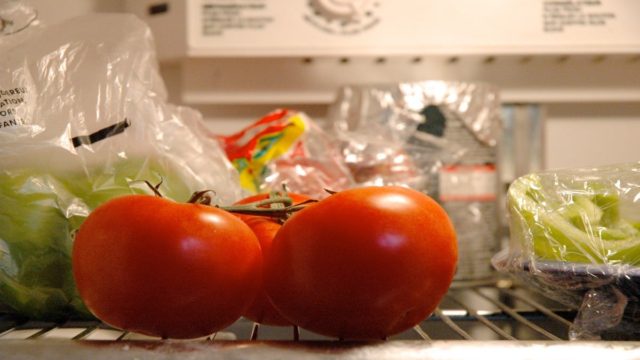 Αυτό θα συμβεί αν βάλετε τις ντομάτες στο ψυγείο – Μπορεί να…