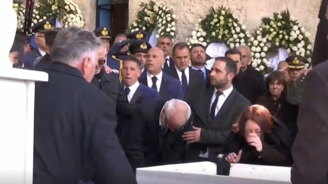 Πτώση Phantom στην Ανδραβίδα: Κατέρρευσε ο πατέρας του Μάριου Μιχαήλ Τουρούτσικα! Οι κραυγές στην ταφή του γιου του – «Είσαι ψηλά αγόρι μου, είσαι ψηλά»
