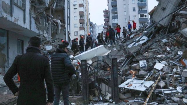 Σεισμός στην Τουρκία: Πάνω από 912 οι νεκροί! Ξεπέρασαν τους 5.300 οι τραυματίες – Κατέρρευσαν πάνω από 2.800 κτήρια – Στους 320 στη Συρία (Video)