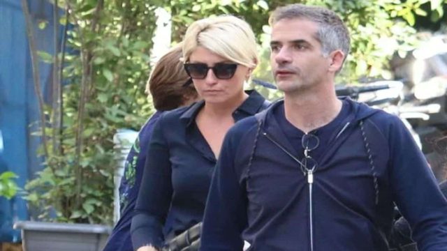 Χωρίς τον Κώστα Μπακογιάννη: Η απόδραση της Σίας Κοσιώνη στο κέντρο της Αθήνας με άλλον άνδρα συντροφιά