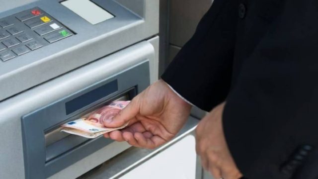 «Διπλή» χαρά για τους συνταξιούχους: Τόσα χρήματα θα βρουν για τις συντάξεις στους λογαριασμούς τους στα ΑΤΜ