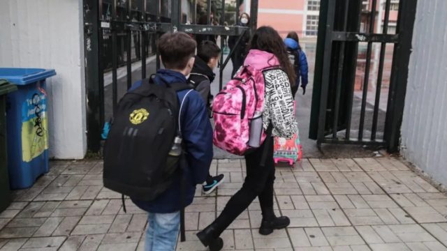 Ανατροπή με το κλείσιμο των σχολείων για το Πάσχα – Πώς τα επηρεάζουν τα σενάρια εκλογών