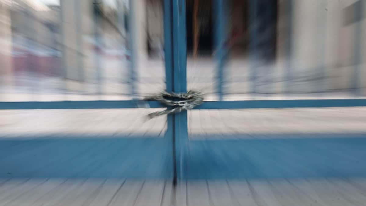 Τρόμος στον Βόλο: Συμμορία έκανε «ντου» με καδρόνια σε τρία σχολεία – Οι μαθητές ταμπουρώθηκαν στις τάξεις