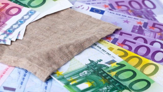 «Κλείδωσαν» λεφτά στις συντάξεις – Πρόωρες ουρές στα ΑΤΜ
