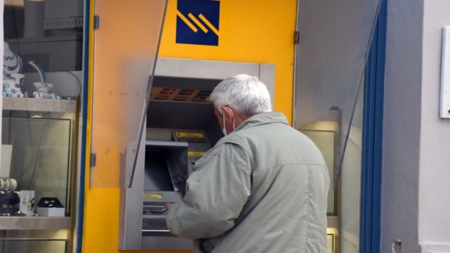 «Κολαριστά» χρήματα στα ΑΤΜ – Έσκασαν τα ευχάριστα για τις συντάξεις