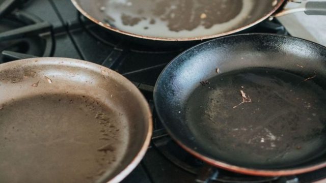 Το δοκιμασμένο κόλπο με μαγειρική σόδα και ακόμα 1 υλικό για να καθαρίσετε τα αντικολλητικά σας σκεύη