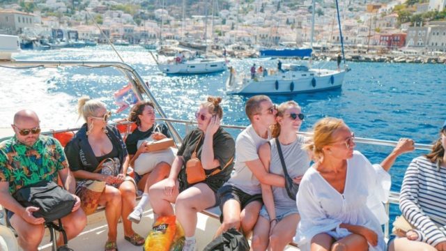 Έκρηξη προκρατήσεων για το καλοκαίρι! Ολοταχώς για νέο ρεκόρ στον Τουρισμό – Ποιες χώρες προτιμούν… Ελλάδα!