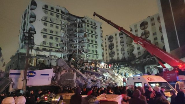 Φονικός σεισμός στην Τουρκία: 7,8 Ρίχτερ με τουλάχιστον 100 νεκρούς – Προειδοποίηση και για τσουνάμι (video)