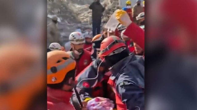 Θαύμα στην Τουρκία: 42χρονη ανασύρθηκε ζωντανή μετά από 222 ώρες! (video)
