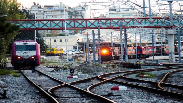 Φωτιά σε εν κινήσει τρένο έξω από τη Θεσσαλονίκη – Οι πρώτες ενδείξεις για τα αίτια