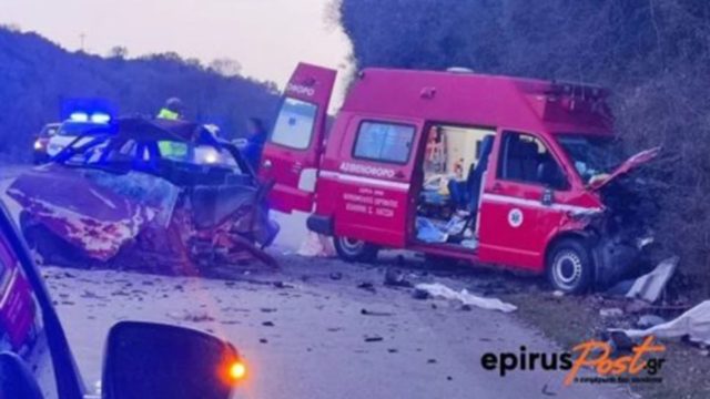 Φρικτό τροχαίο στα Ιωάννινα: Δύο νεκροί μετά από σύγκρουση ασθενοφόρου με αυτοκίνητο – Οι πρώτες εικόνες