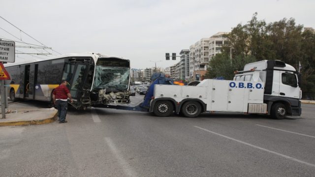 Σοβαρό τροχαίο με 12 τραυματίες στο κέντρο της Αθήνας: Σύγκρουση ΙΧ με λεωφορείο του ΟΑΣΑ