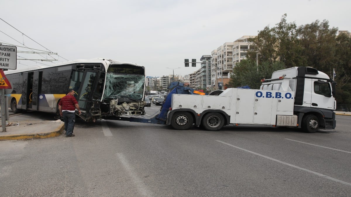 Σοβαρό τροχαίο με 12 τραυματίες στο κέντρο της Αθήνας: Σύγκρουση ΙΧ με λεωφορείο του ΟΑΣΑ