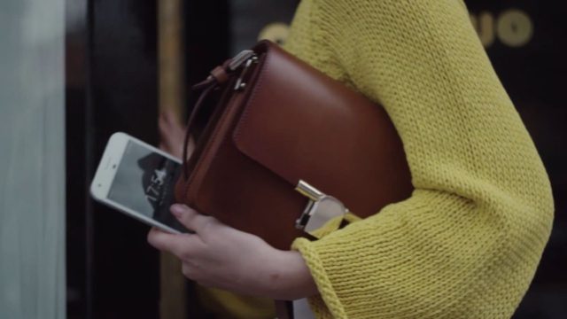 Χαμός στα Massimo Dutti με αυτή την statement τσάντα – Μοιάζει σαν να βγήκε από ατελιέ διάσημου οίκου