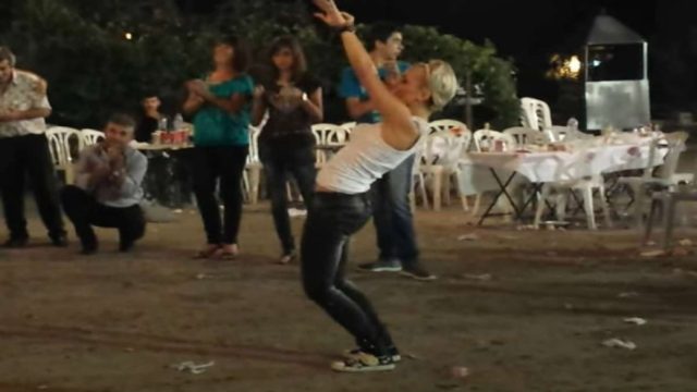 «Σαρώνει» το Youtube με 2 εκατ. views – 30χρονη χορεύει το Τσιφτετέλι της Λουλουδούς και κάνει πάταγο!