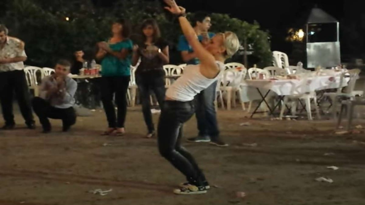 «Σαρώνει» το Youtube με 2 εκατ. views – 30χρονη χορεύει το Τσιφτετέλι της Λουλουδούς και κάνει πάταγο!