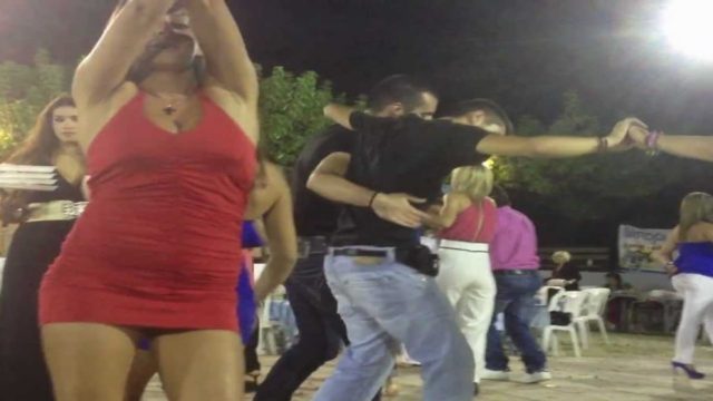«Φωτιές» άναψαν σε ολόκληρο το χωριό: Δύο γυναίκες χορεύουν τσιφτετέλι και όλοι μένουν με το στόμα ανοιχτό (Video)