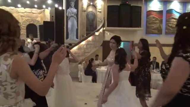 Ξεσάλωσαν… μέχρι και τα παρανυφάκια: Το αμαρτωλό τσιφτετέλι σε γάμο που ξεσήκωσε όλους τους καλεσμένους