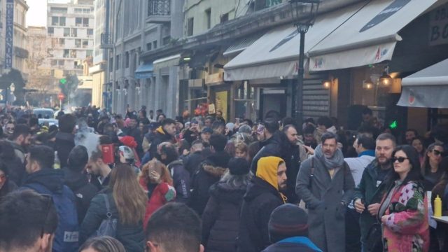Τσικνοπέμπτη: Ακούραστοι οι Θεσσαλονικείς – Χιλιάδες κόσμου γιορτάζουν στο κέντρο της πόλης (Video)