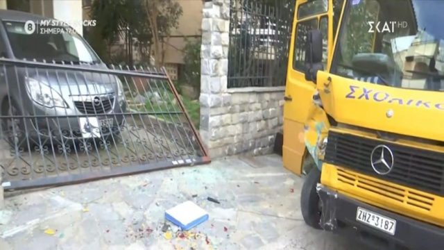 Βούλα: Σοκαριστικές εικόνες από το τροχαίο με σχολικό λεωφορείο – «Καβάλησε» πεζοδρόμιο και έπεσε πάνω σε σιδερένια καγκελόπορτα (Video)