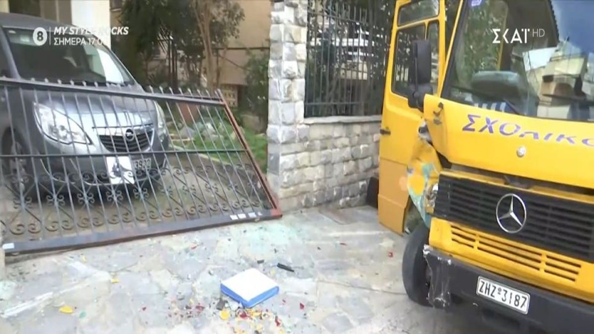 Βούλα: Σοκαριστικές εικόνες από το τροχαίο με σχολικό λεωφορείο – «Καβάλησε» πεζοδρόμιο και έπεσε πάνω σε σιδερένια καγκελόπορτα (Video)