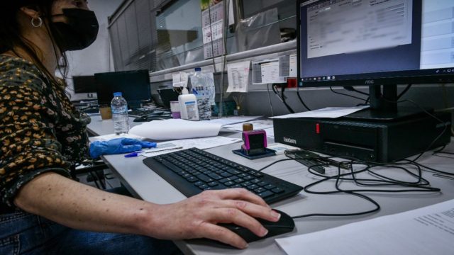«Ζεστό» χρήμα μοιράζει η ΑΑΔΕ – Έρχεται αμοιβή μέσω Taxisnet