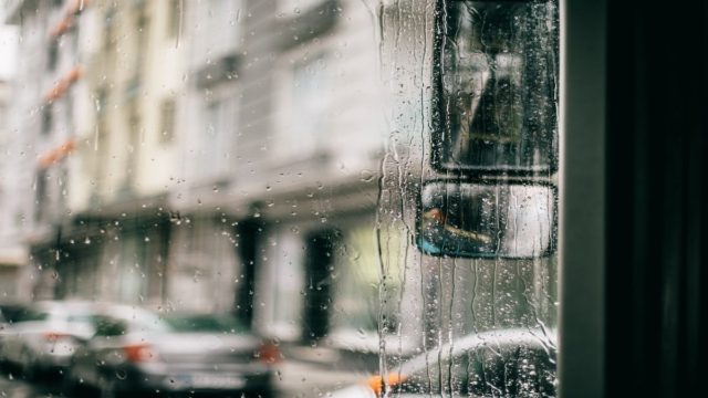 Υγρασία στο αυτοκίνητο: Έτσι θα ξεθαμπώσετε τα τζάμια του εύκολα και γρήγορα