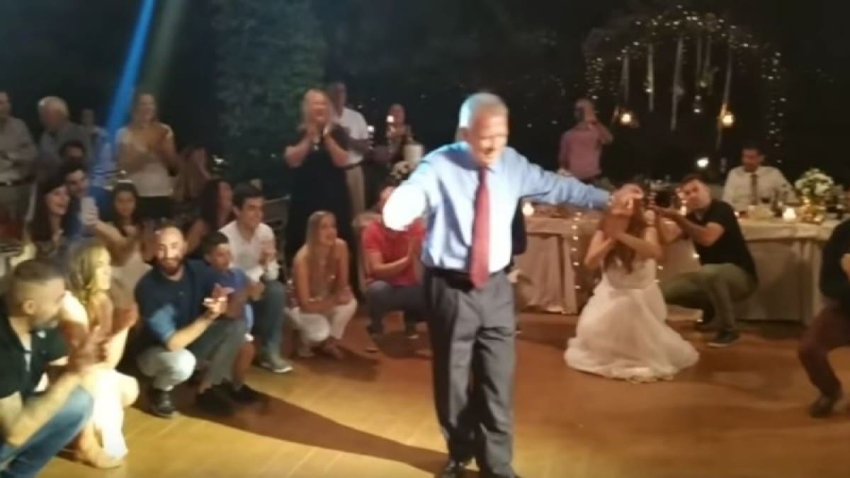«Στο πόδι» όλος ο γάμος: Μαγκιόρικο ζεϊμπέκικο του μπαμπά της νύφης έκανε τα πατώματα να… τρίξουν!
