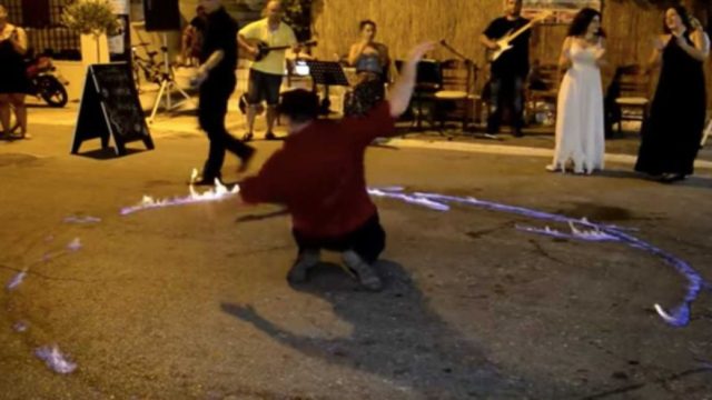 Λεβεντόπαιδο στις φλόγες: Χορεύει το πιο «καυτό» ζεϊμπέκικο του ελληνικού Youtube και γίνεται viral