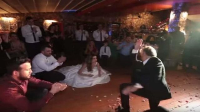 Λεβέντης πατέρας κάνει πάταγο με ζεϊμπέκικο στον γάμο της κόρης του – Το βίντεο έχει 1,2 εκατ. προβολές!