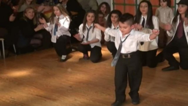 5χρονος χόρεψε ζεϊμπέκικο και έβαλε «φωτιά» στα views στο Youtube!